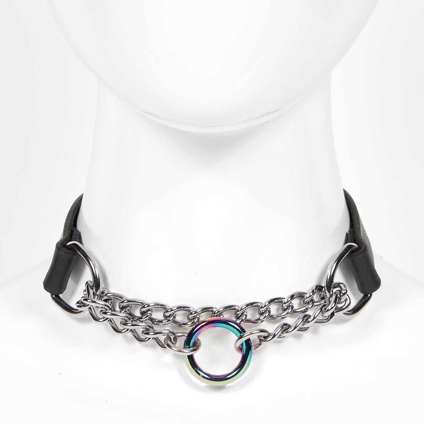 front fiew of medium width leather choker with silver chainlink suspended between two d-rings, rainbow style o-ring as centerpiece of chainlink MARTINGALE