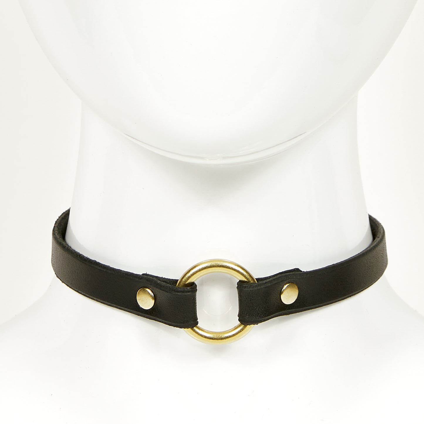 O-RING CHOKER SLIM front view of a black leather necklace with gold circular ring, attached with gold rivets