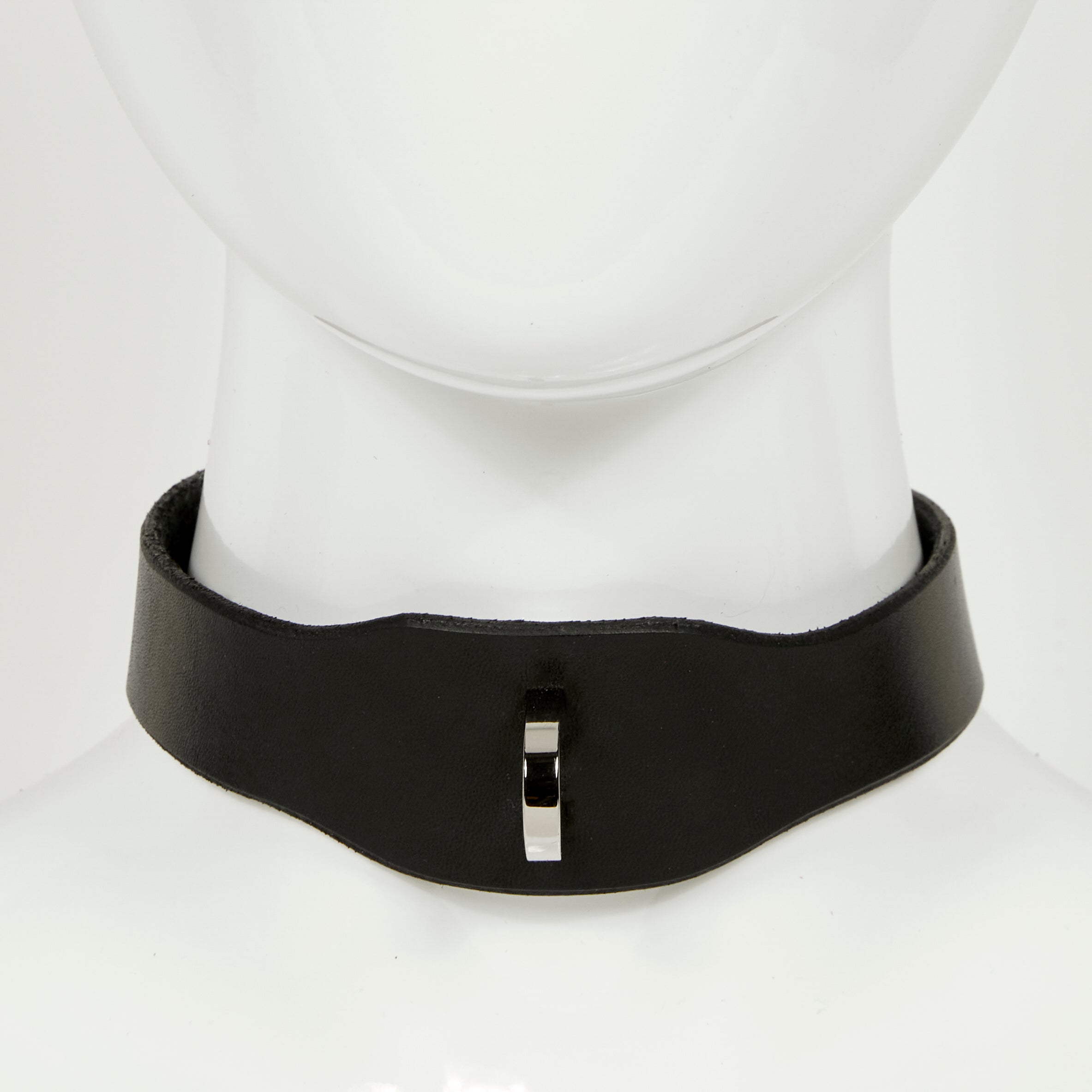 NINA COLLAR front view of medium width collar necklace in black leather with plain edges, accented with a silver d-ring 