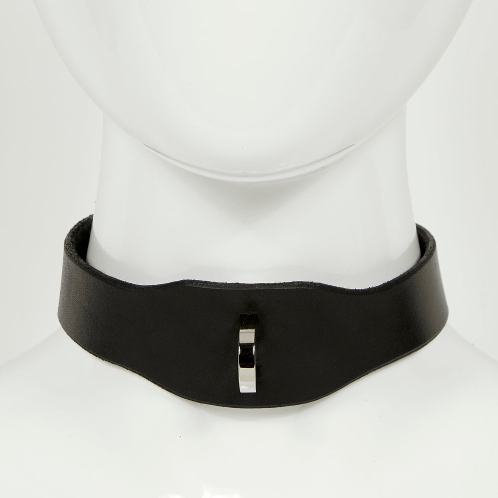 NINA COLLAR front view of medium width collar necklace in black leather with plain edges, accented with a silver d-ring 