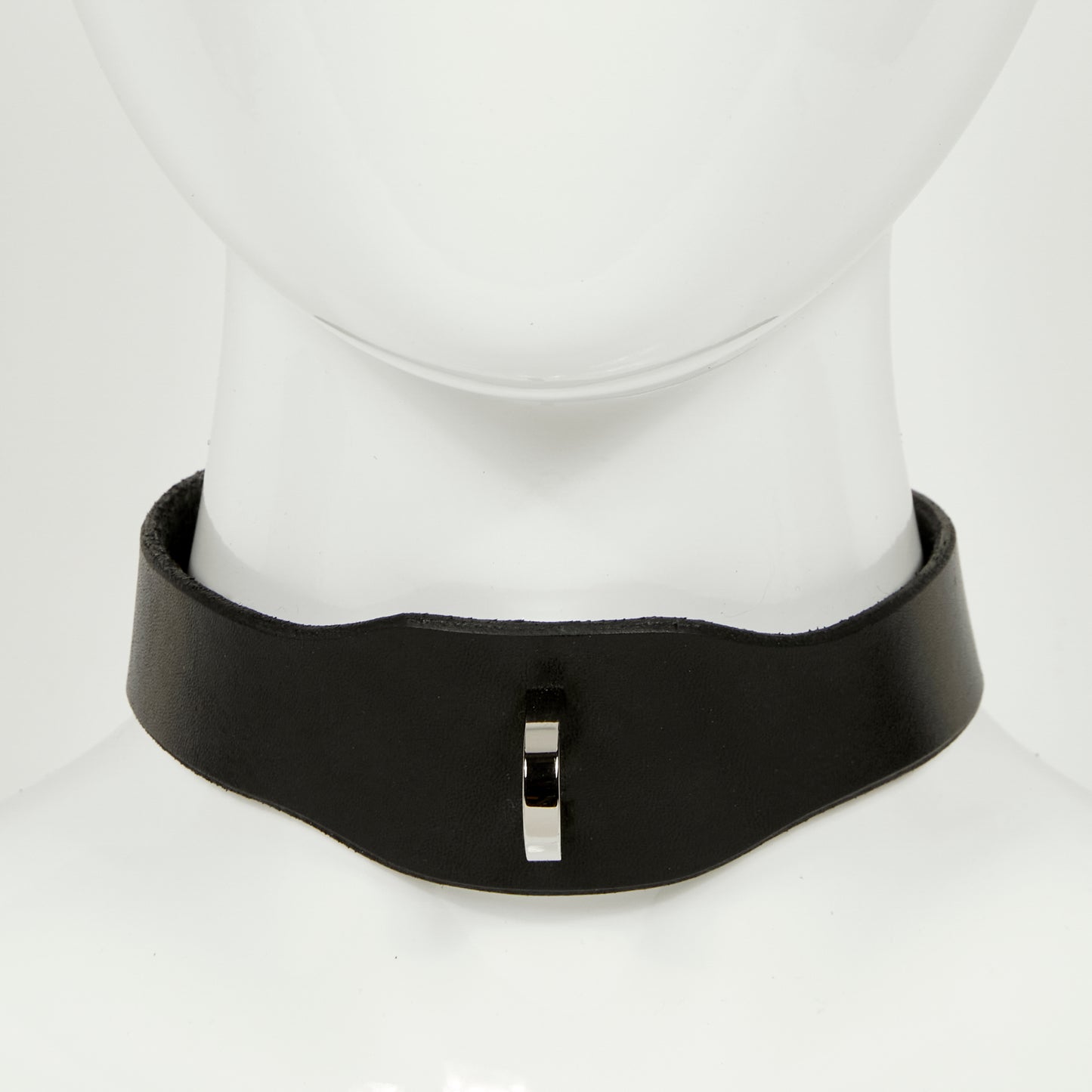 NINA COLLAR front view of medium width collar necklace in black leather with plain edges, accented with a silver d-ring 