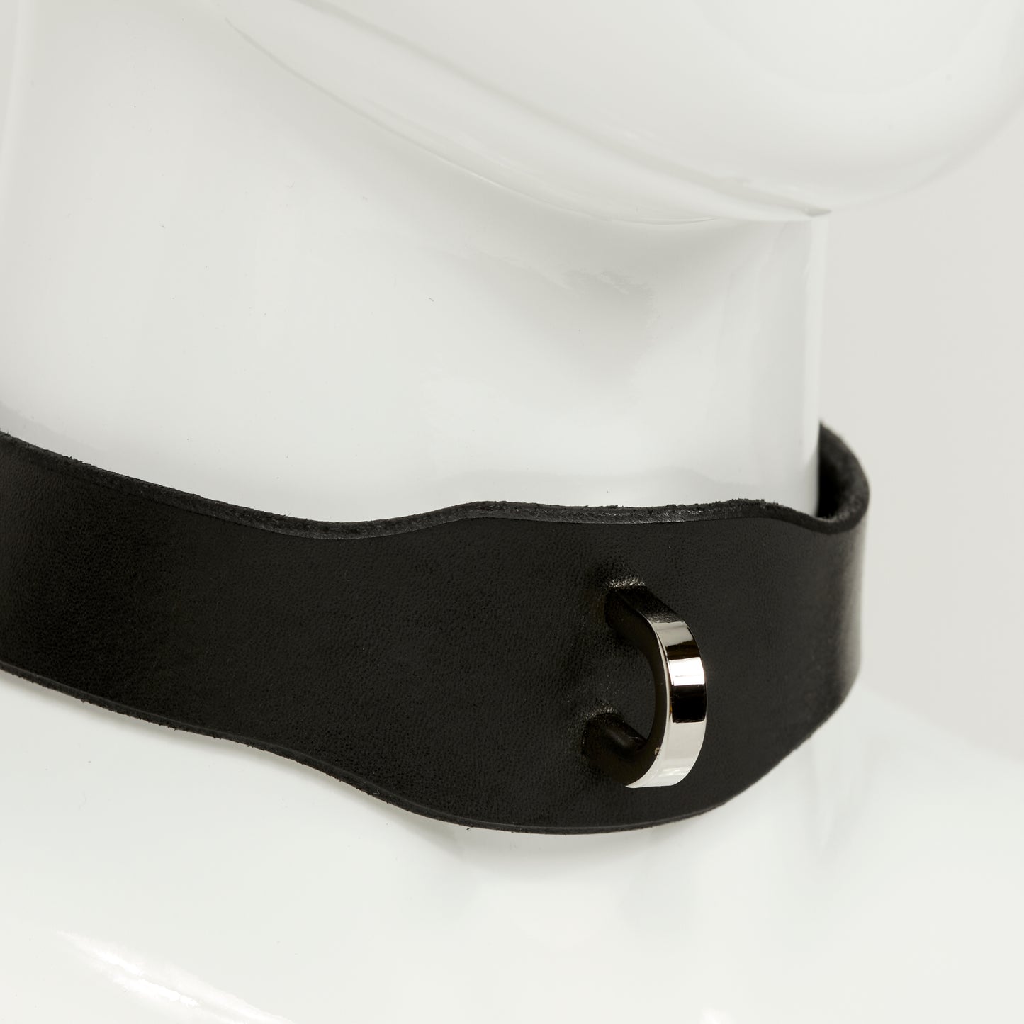 NINA COLLAR 3/4 close front view of medium width collar necklace in black leather with plain edges, accented with a silver d-ring 
