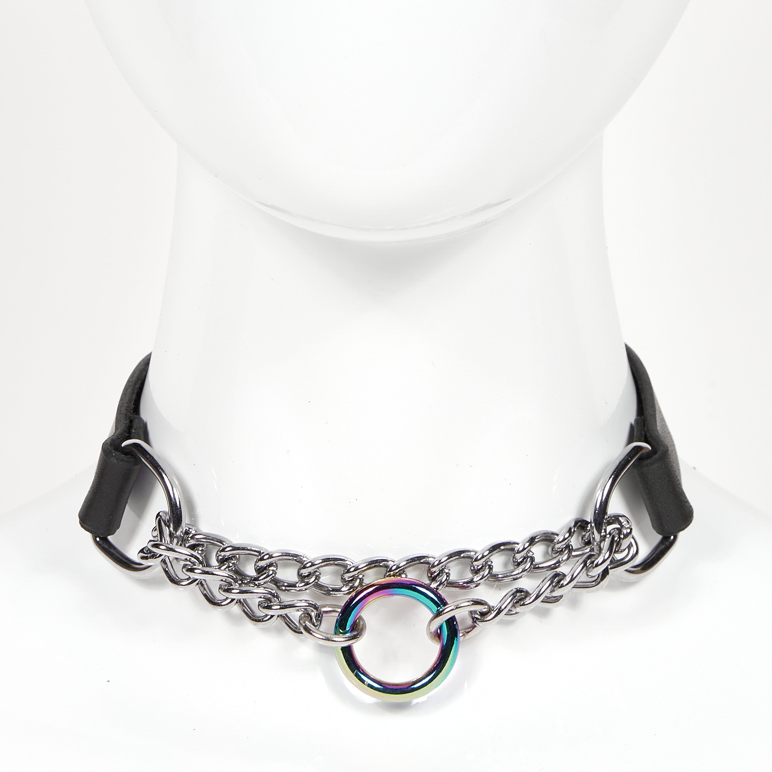 front fiew of medium width leather choker with silver chainlink suspended between two d-rings, rainbow style o-ring as centerpiece of chainlink MARTINGALE