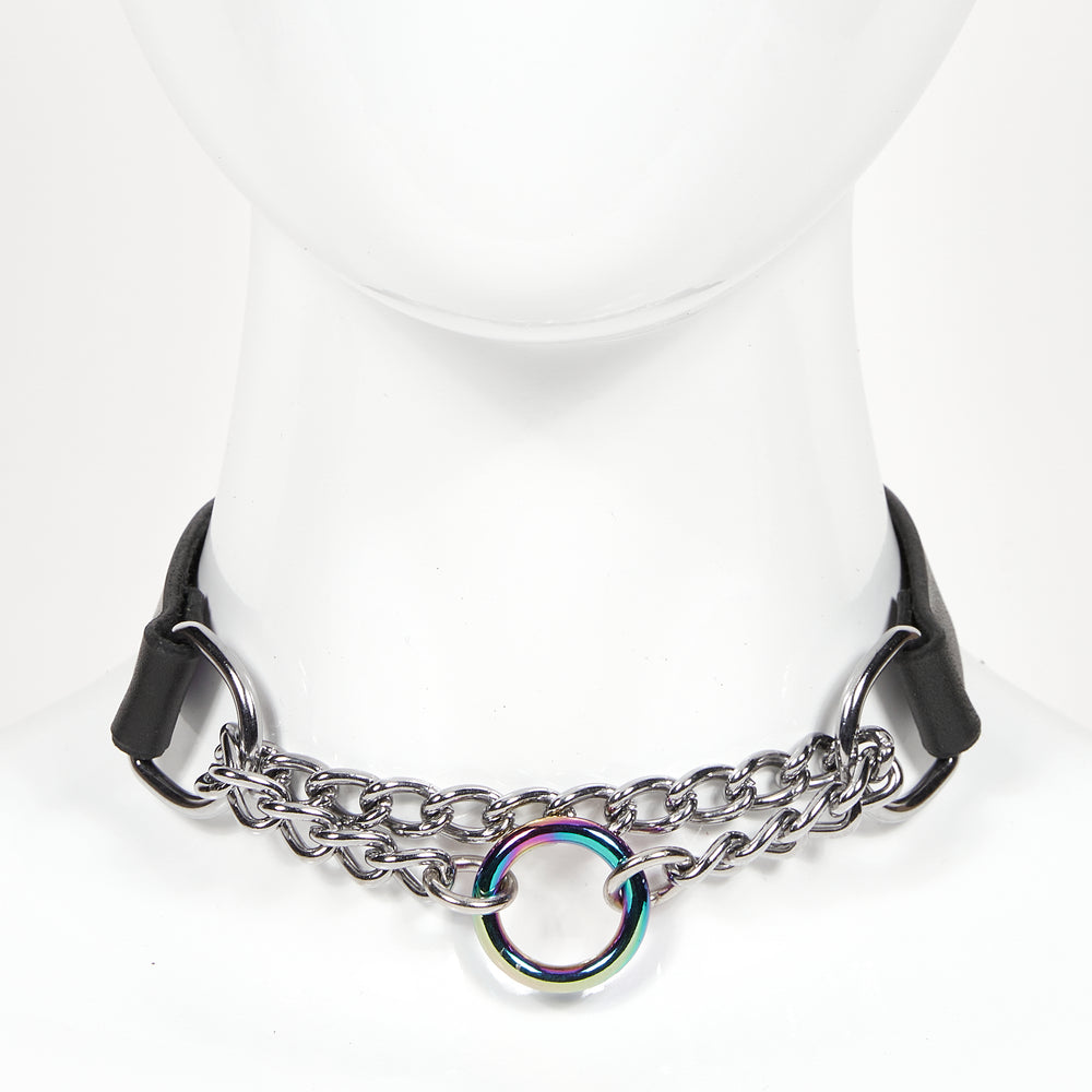 front fiew of medium width leather choker with silver chainlink suspended between two d-rings, rainbow style o-ring as centerpiece of chainlink MARTINGALE