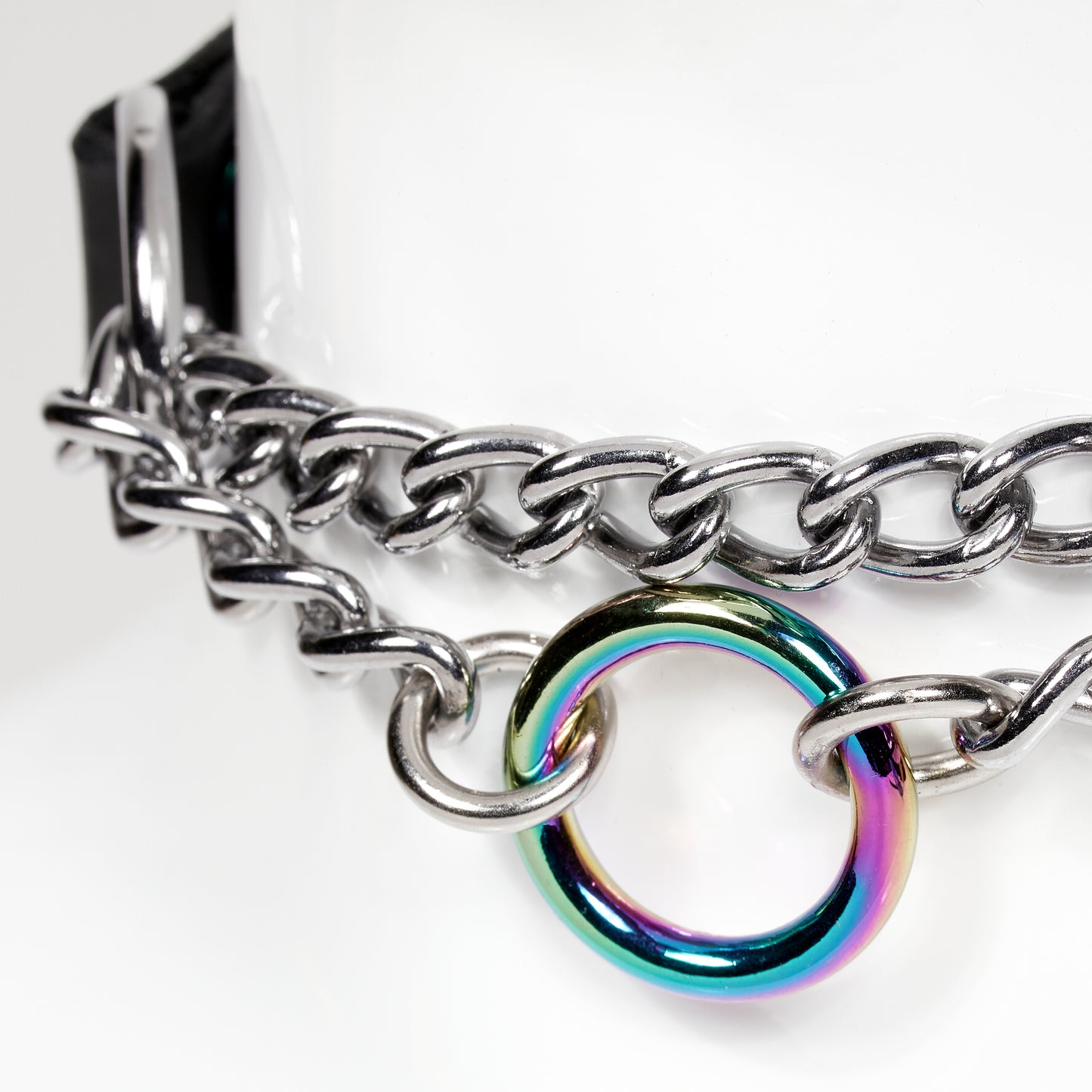 real close front fiew of silver chainlink, rainbow style o-ring as centerpiece of chainlink MARTINGALE