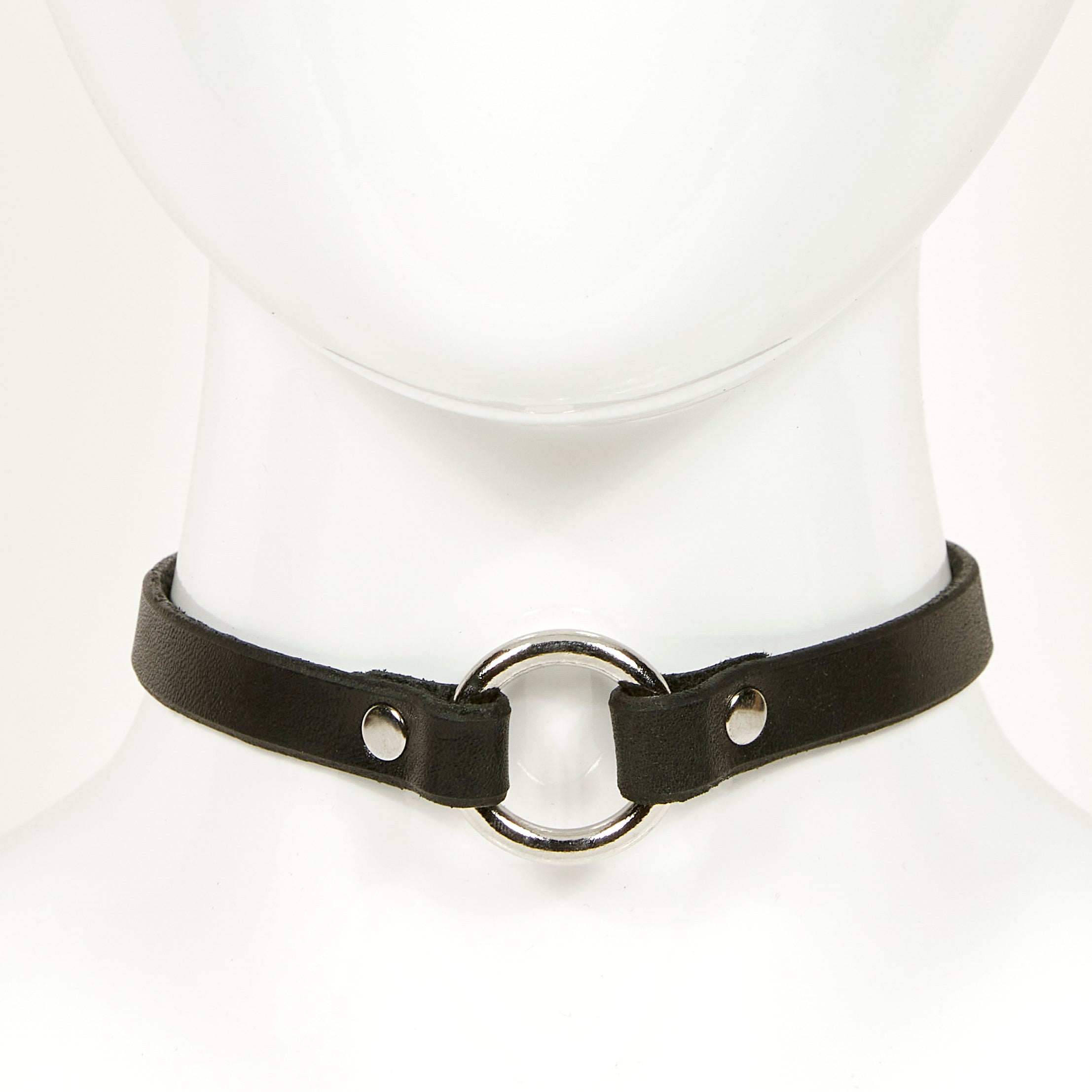 O-RING CHOKER SLIM front view of a black leather necklace with silver circular ring, attached with silver rivets