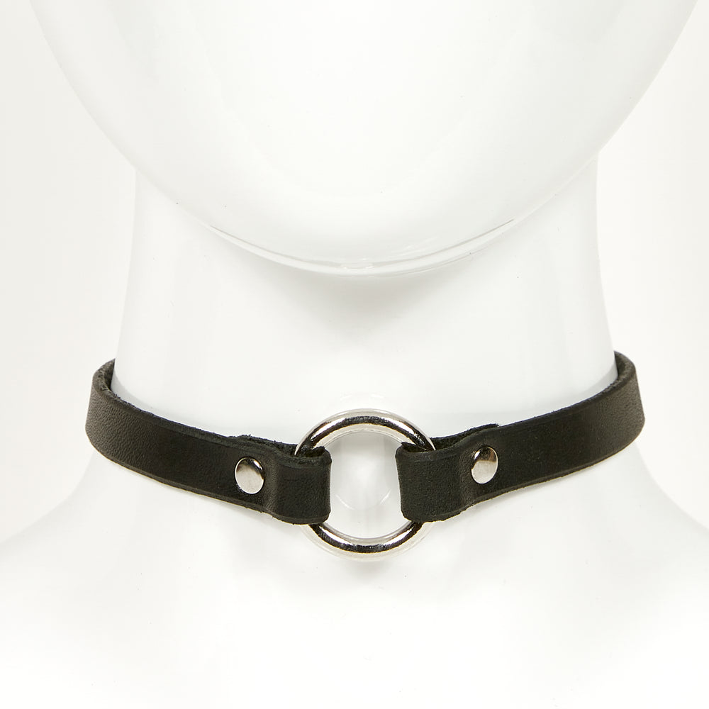 O-RING CHOKER SLIM front view of a black leather necklace with silver circular ring, attached with silver rivets