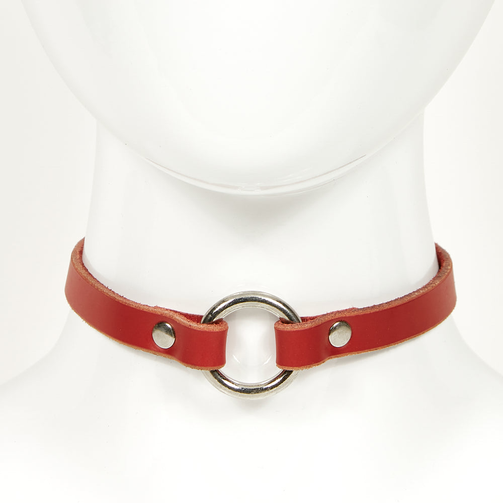 
                  
                    O-RING CHOKER SLIM front view of a red leather necklace with silver circular ring, attached with silver rivets
                  
                