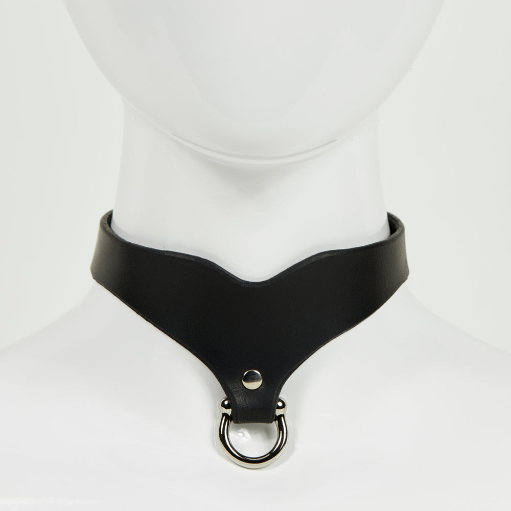 front view of black curvy collar FREYA with bit-style d-ring in silver, rivited to bottom front of collar 