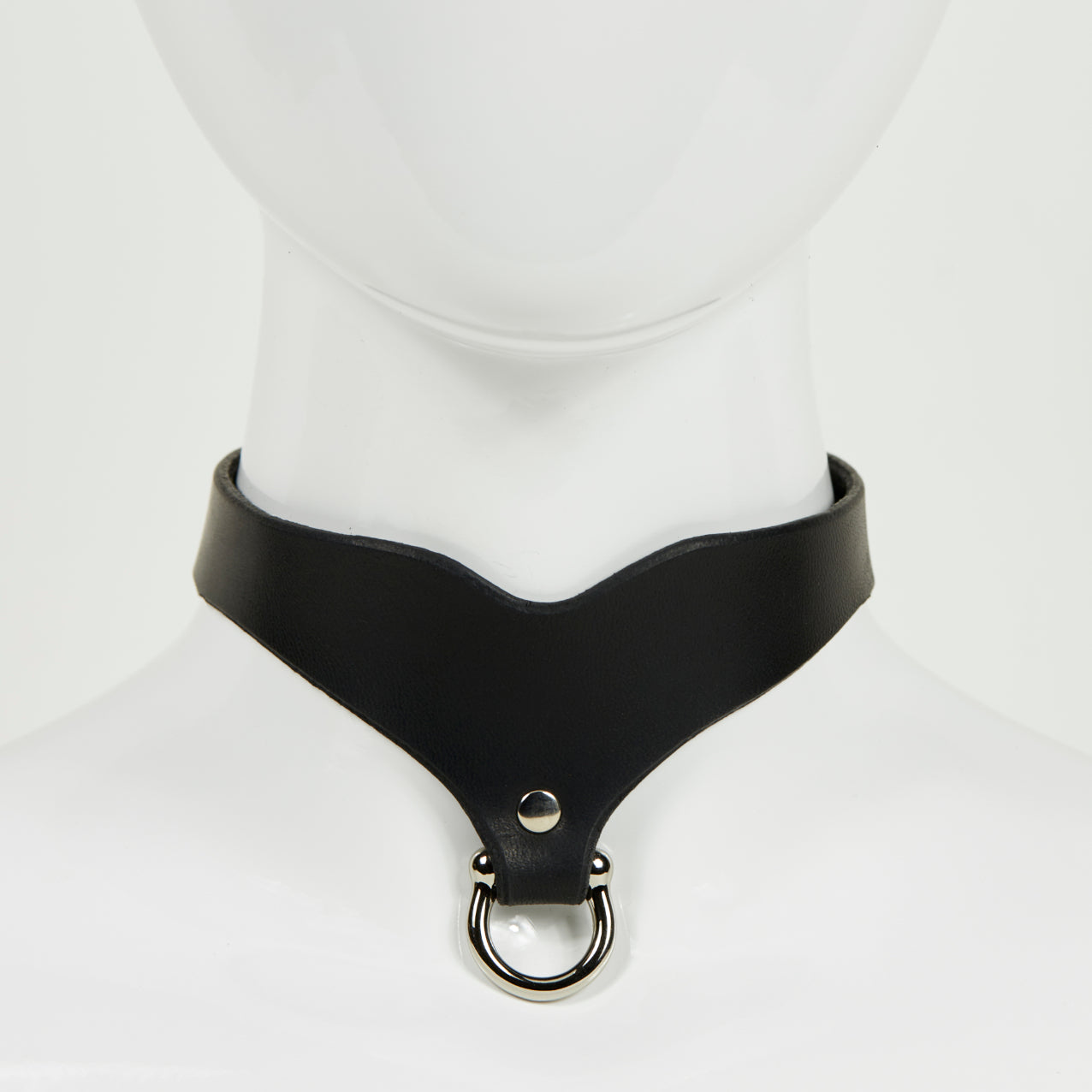 front view of black curvy collar FREYA with bit-style d-ring in silver, rivited to bottom front of collar 